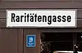 In der Raritätengasse sind viele Stände des Antiquitätenmarktes zu finden