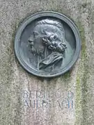 Medaillon-relief des Denkmals.