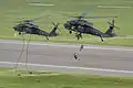 Abseilübung aus Hubschraubern des Typs S-70 Black Hawk