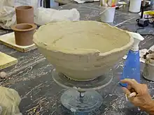 Herstellung einer Schale aus Steinzeugmasse in Wulsttechnik