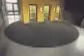 Aufzug Uni Düsseldorf (1988). Dunkelgraue Auslegeware, 7 m Durchmesser. Die einzelnen Teilsegmente fahren bei der Benutzung der Aufzüge durch das Gebäude; der Kreis schließt sich in der 5. Etage.