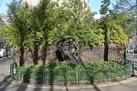 Statue von Auguste Rodin an der Ecke mit der Avenue Victor-Hugo: Victor Hugo et les Muses (1909); Einweihung 1964. Eine andere Darstellung befindet sich im Musée Rodin