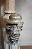 Kopf an einer Zwischenwand