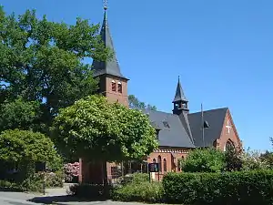 Die Aukruger Kirche im Sommer 2006