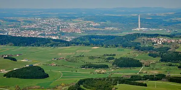 Blick auf das 400 m tiefer gelegene Rottweil mit TK-Elevator-Testturm, dem höchsten Aufzugstestturm Europas