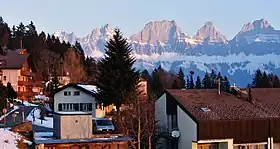 Tannenheim, im Hintergrund Churfirsten