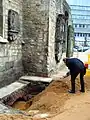 Baudezernent Uwe Bodemann bei der erneuten Beisetzung von Knochen