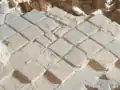 Historischer Fußboden, der bei den Ausgrabungen im Mittelschiff gefunden wurde.