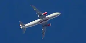 Airbus A320-214 der Austrian Airlines mit dem Kennzeichen OE-LBN und der Aufschrift „Servus“ beim Flug von Berlin-Tegel (TXL) nach Wien am 21. Oktober 2018 über Berlin-Lichterfelde.