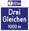 Autobahnausfahrt-Ankündigungstafel mit Hinweis auf Tankstelle