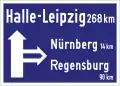 Autobahnausfahrt-Vorwegweiser am rechten Fahrbahnrand
