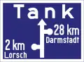 Vorwegweiser mit Tankhinweis