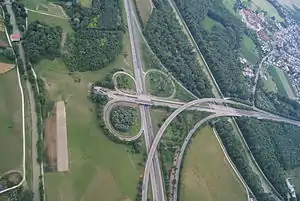 Das Autobahndreieck Neu-Ulm,rechts hinten der Ulmer Stadtteil Wiblingen