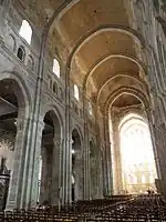 Mittel­schiff mit spitz­bogigem Tonnen­gewölbe und Triforium