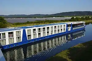 Solarpark Bavaria und Flusskreuzfahrtschiff Avalon TranquilityBlick  von der Brücke der NM 15 über den Main-Donau-Kanal (2013)