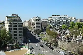 Die Avenue (links) und der Cimetière de Passy (rechts)