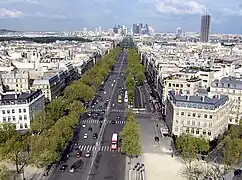 Blick vom Triumphbogen hinüber zur La Défense in Paris