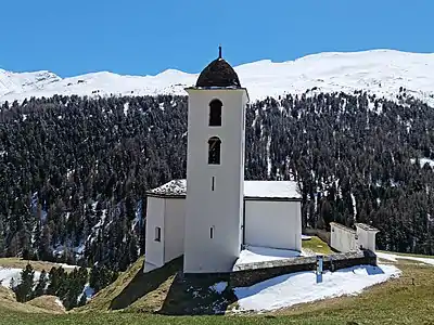 Von Cresta aus fotografiert: Rechts von der Kirchturmspitze liegt das Grosshorn, links Chlin Hüreli, Cima di Camutsch und Tscheischhorn (für Annotationen der einzelnen Berge aufs Bild klicken).