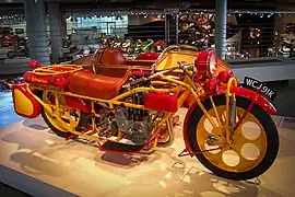 Frühes Modell (1925) mit Beiwagen. In der längsten Version plus Beiwagen konnten also 5 Personen transportiert werden.