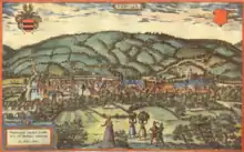 Colorierter Stich Büdingens von Braun-Hogenberg. Die mittelalterliche Stadt im Vordergrund, der Pfaffenwald im Hintergrund