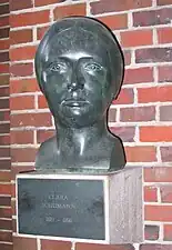 Clara Schumann, eine von vier vor dem Eingang aufgestellten Büsten von Franz Küsters