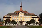 Schulhaus von Courtelary, Kanton Bern, erbaut 1908