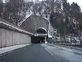 Südportal des Gigerachtunnels. Links oben die obere Etage mit den Fahrbahnen nach Süden/Gastein, mittig die Fahrbahn nach Norden/Lend, rechts der Radweg aus dem Klammtunnel in den Gigerachtunnel.