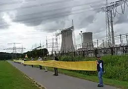 Demonstranten am 380-kV-Umspannwerk des KKGim Jahre 2011