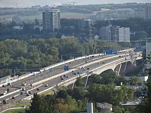 Fertiggestellte oberstromige Brücke im September 2023
