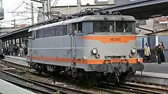 Betonfarbener Anstrich, vergrößerte Lüfterjalousien