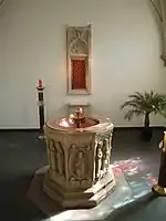 Taufstein und Tabernakel