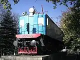 Denkmallok ВЛ22 vor dem Haupteingang