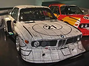 Das von Frank Stella gestaltete BMW Art Car trug beim 24-Stunden-Rennen von Le Mans 1976 die Startnummer 41 und wurde von Brian Redman und Peter Gregg gefahren.
