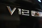 BMW 760Li V12 Schriftzug auf Seitenwand