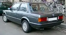 Limousine mit zwei Türen und Stufenheck