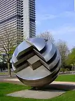 Kugelobjekt von Hans Dieter Bohnet vor dem Langen Eugen in Bonn, 1976.