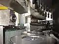 Vier Kameras in einer Kaltleimetikettiermaschine für die Flaschenausrichtung