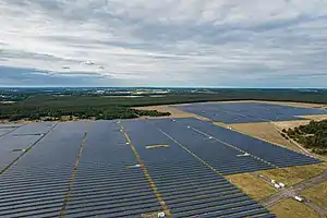 Luftaufnahme vom Solarpark auf dem ehemaligen Flugfeld