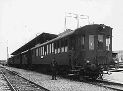 Doppelzug mit je einem BCe-4/4-Triebwagen vorne und hinten in Konolfingen.