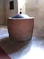 Romanischer Taufstein im Chorraum