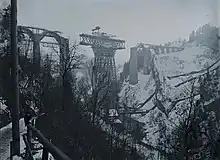 Im Januar 1910 wurde auf dem Gerüst der 120 Meter lange und 920 Tonnen schwere stählerne Mittelteil montiert.