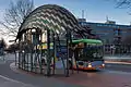 BUSSTOPS-Haltestelle am Platz
