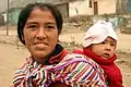 Peruanische Frau mit Kind im Babytragetuch