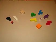 Spielsteine und Würfel des Spieles Babylonia