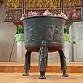 Tauffünte mit Altar im Hintergrund