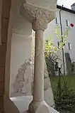 Kapitell mit Flechtband, umgestürztes Würfelkapitell als Basis