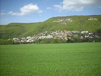 Unterhalb von Urach dominiert das am Traufhang errichtete Neubaugebiet Breitenstein die Talszene