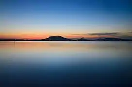 Sonnenuntergang in Badacsony fotografiert vom gegenüberliegenden Balaton Ufer in Fonyod