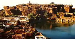 Badami – Blick über Stadt, See und Nordberg