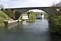 Hochbrücke von der Limmat aus gesehen, hinten das Kraftwerk Aue